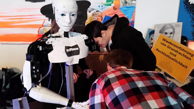 Students building the open-source InMoov Humanoid Roboter