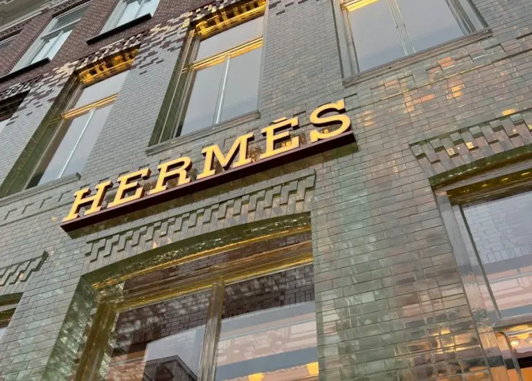 a building that has a sign on the front of it